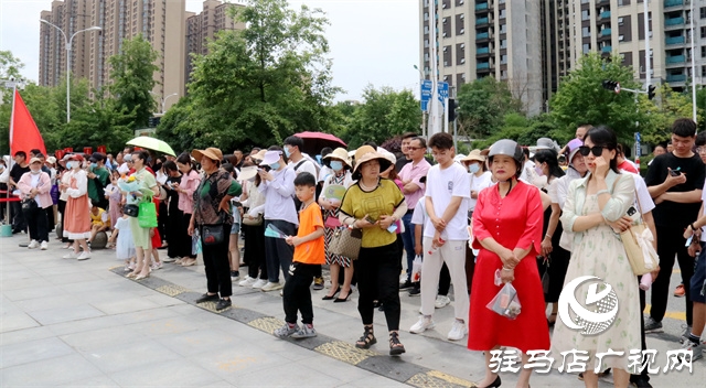 高考花絮：暖心相伴 温情涌动