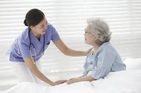 护工费成家庭负担 专家建议加快医疗护理员制度落地