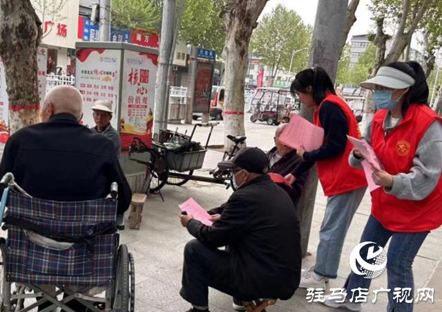 泌阳:“志愿红”成为文明城市“宣传员”