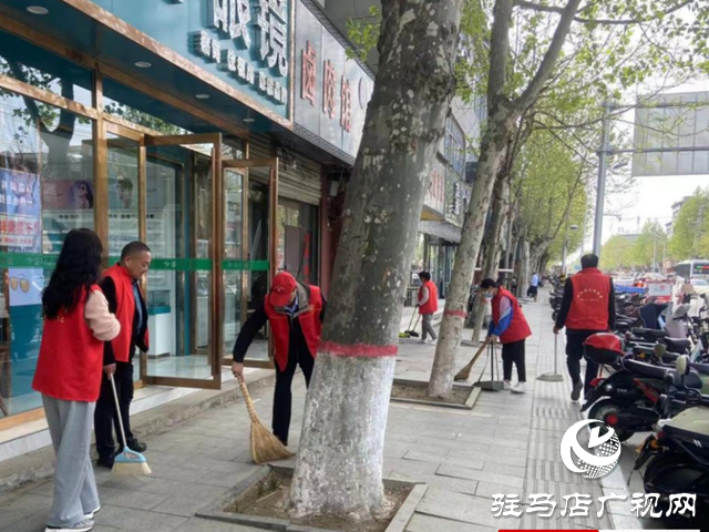 泌阳:“志愿红”成为文明城市“宣传员”