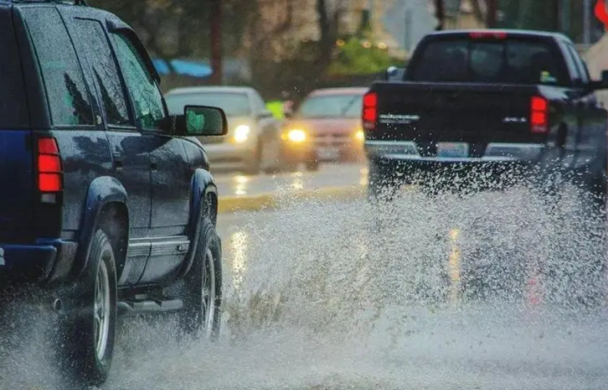 避免“滑”式失控！雨天行车安全提示请收好
