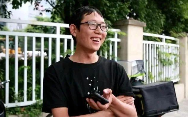 免费上大学、见义勇为奖金3万元、公司奖励5万元……跳桥救人小哥获多方奖励