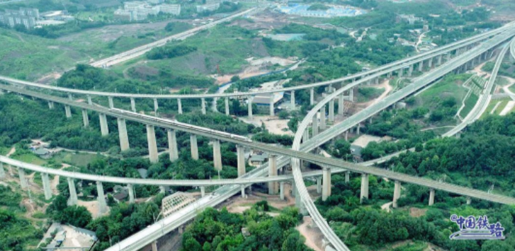 成都往返香港高铁列车将开行，新制服亮相！