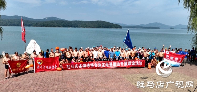 驻马店：水天一色泳友劈波斩浪 蛟龙护卫畅游开心惬意
