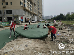 经济开发区翟庄社区组织党员志愿者开展“党徽闪烁”环境卫生整治活动