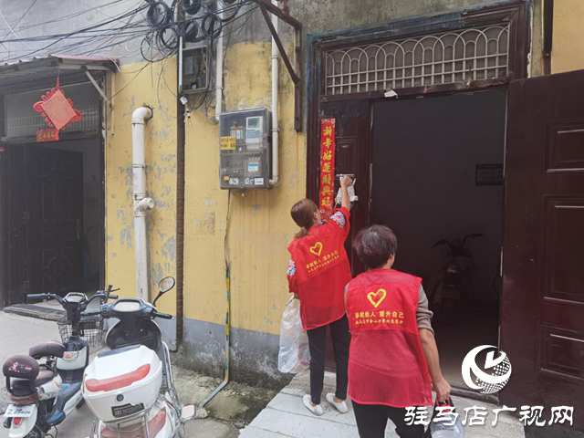 经济开发区翟庄社区组织党员志愿者开展“党徽闪烁”环境卫生整治活动