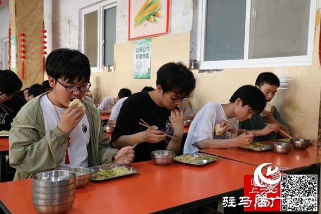 泌阳花园小学：爱心送餐助中考 学子暖胃又暖心