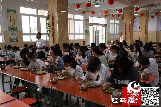 泌阳花园小学：爱心送餐助中考 学子暖胃又暖心