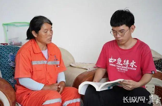 “考场外与母亲相拥”感动全网，他考得咋样？