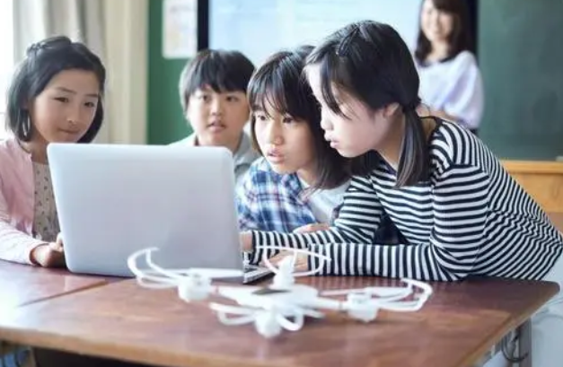 又到“最可怕暑假”？贩卖焦虑才真“毁孩子”