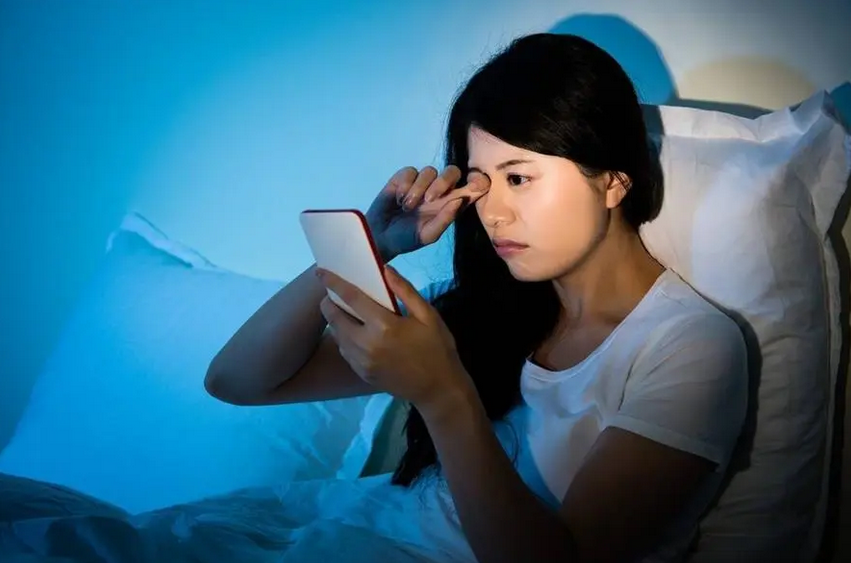 科普｜为什么不建议关灯玩手机？伤眼可能只是最轻的惩罚