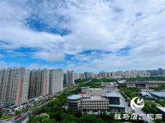驻马店：天空蓝刷屏 晴热天气回归