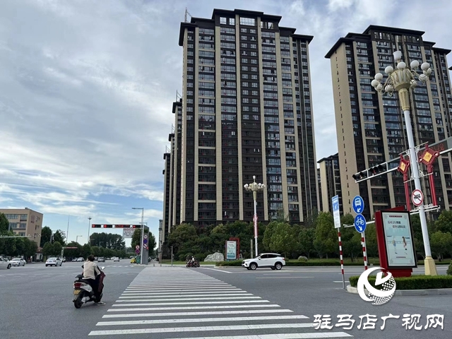 巨源城小区装修材料堆在路边 过往市民不解：这不是条公共道路吗?