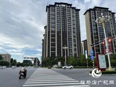 巨源城小区装修材料堆在路边 过往市民不解：这不是条公共道路吗?