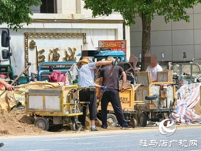 巨源城小区装修材料堆在路边 过往市民不解：这不是条公共道路吗?