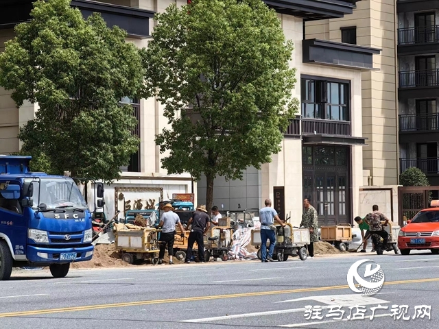 巨源城小区装修材料堆在路边 过往市民不解：这不是条公共道路吗?