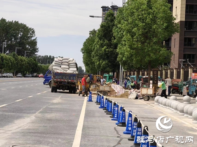 巨源城小区装修材料堆在路边 过往市民不解：这不是条公共道路吗?