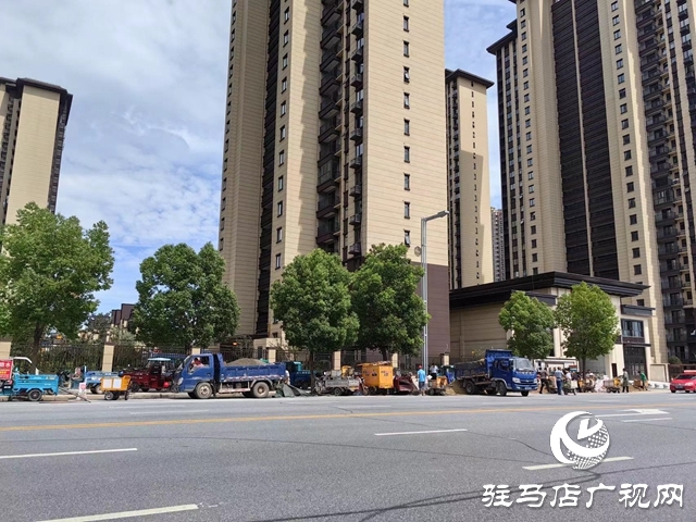巨源城小区装修材料堆在路边 过往市民不解：这不是条公共道路吗?