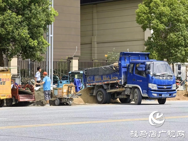 巨源城小区装修材料堆在路边 过往市民不解：这不是条公共道路吗?