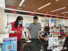 泌阳：特殊夫妻为残联窗口的工作人员竖起大拇指