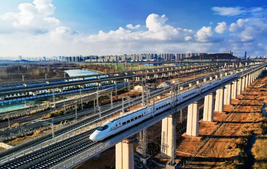 上半年全国铁路发送旅客17.7亿人次