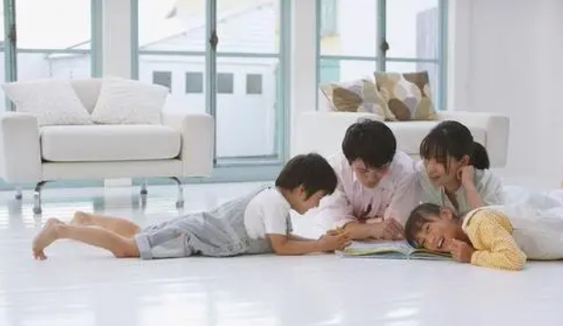 暑期青少年易沉迷手机 如何将孩子从“小屏幕”拉回“大世界”