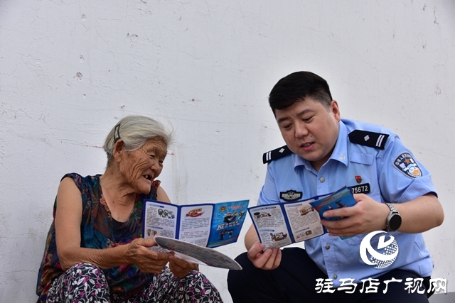 平舆县公安局开展“打击网络谣言”宣传周活动