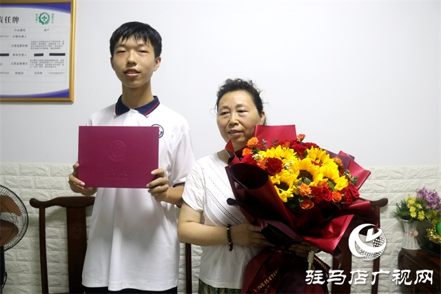 驻马店市区首封清华大学高考录取通知书送达！