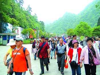 游客买了门票还要“被迫”买车票 部分景区摆渡车载客变宰客