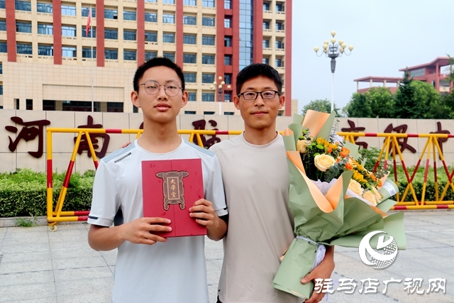 十年寒霜苦 今朝喜报来