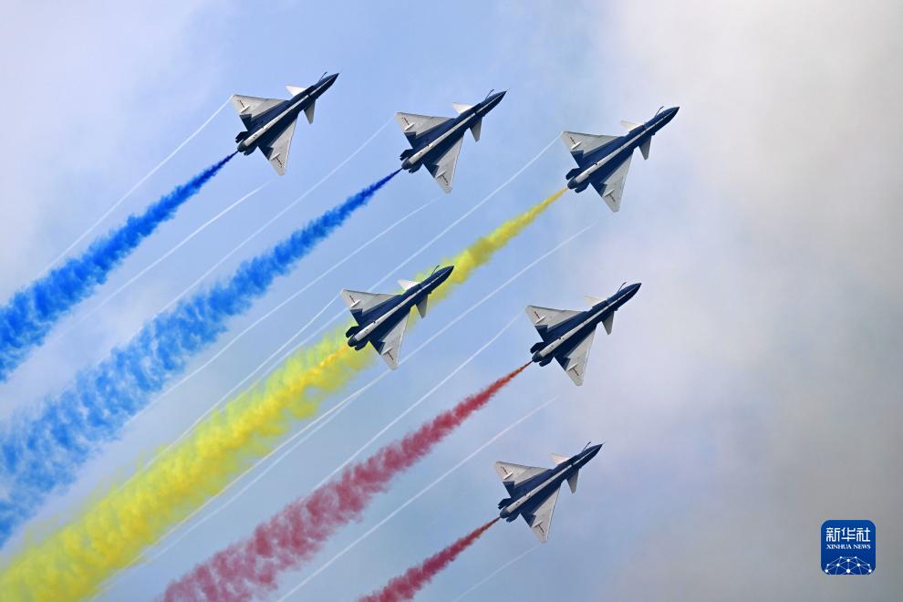 空军以独特空中礼仪欢迎新飞行学员加入“蓝天方阵”