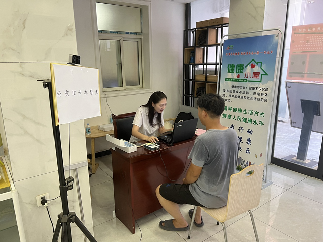 市公交公司开展“公交办卡进社区 便民服务零距离”活动