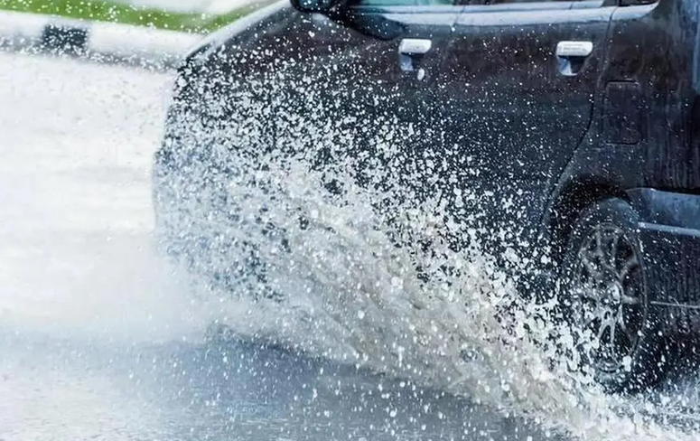 雨天驾车溅路人一身水，违法吗？