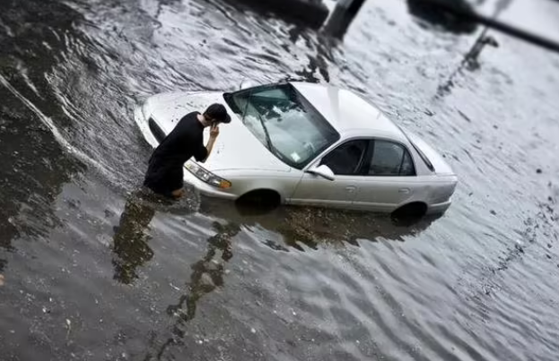 暴雨天汽车被淹，保险如何理赔？这件事别做！