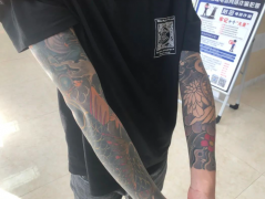 网瘾少年满身文身，他们不能免责！