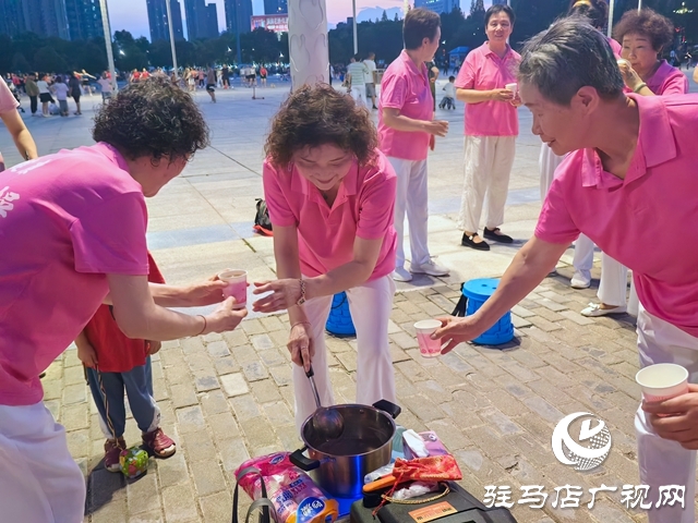 热心队员在炎炎夏日里送一丝清凉