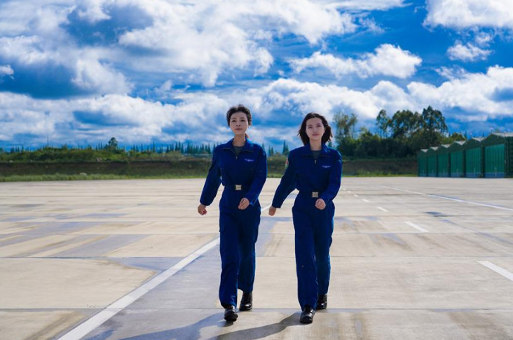飒！陆军首批00后女飞行员入列“英雄陆航旅”