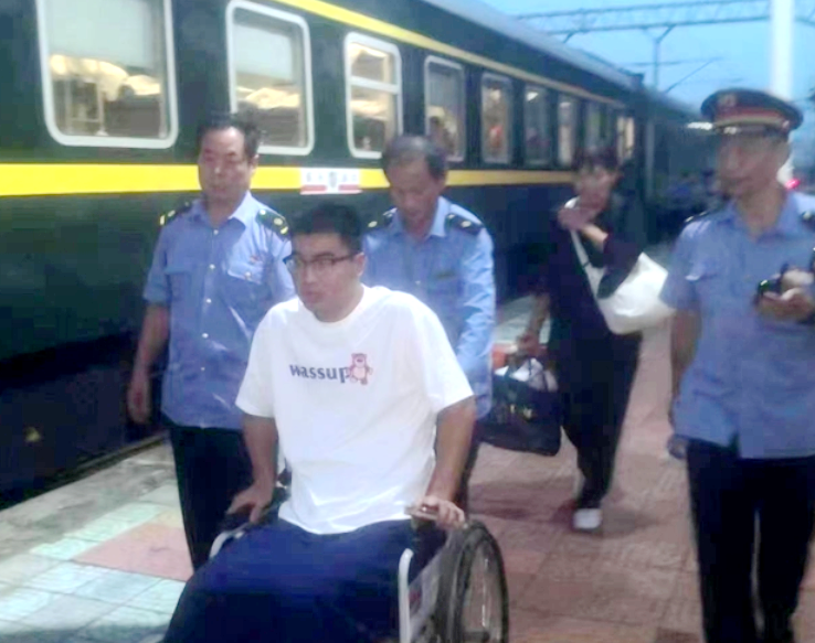 做暑运“守护者” 为旅客出行保驾护航