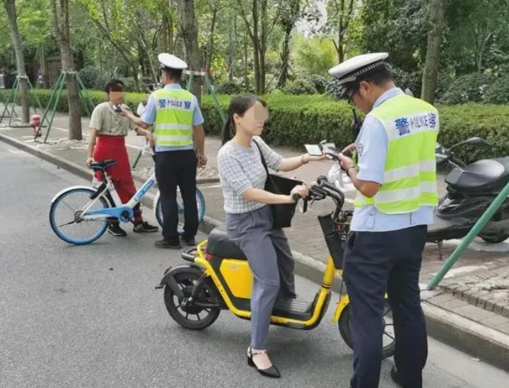 共享电动车未配头盔，发生事故谁担责？