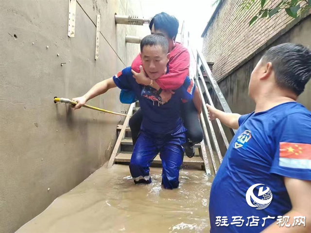 冲锋一线 尽显英雄本色