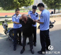 男子“顺手牵羊”偷墨镜 终被警方抓获