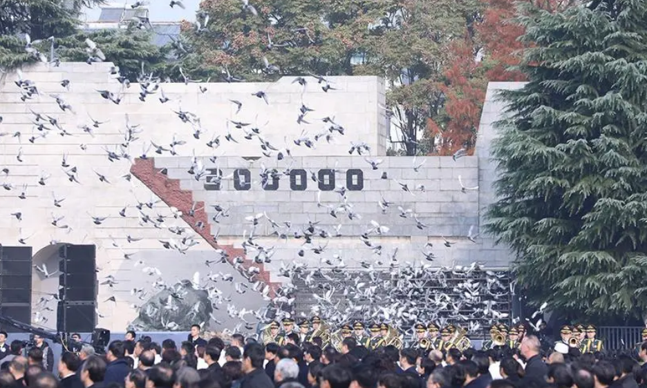 铭记历史！12名南京大屠杀幸存者后代撞响和平大钟
