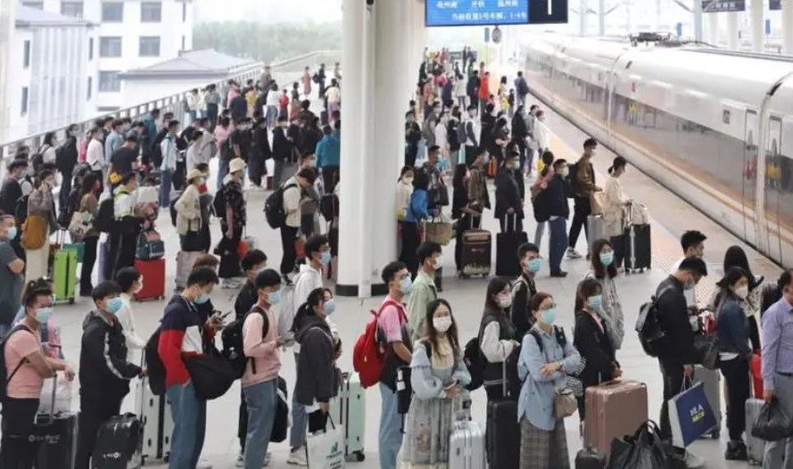 暑运迎来返程客流高峰：全国铁路累计发送旅客突破6亿人次