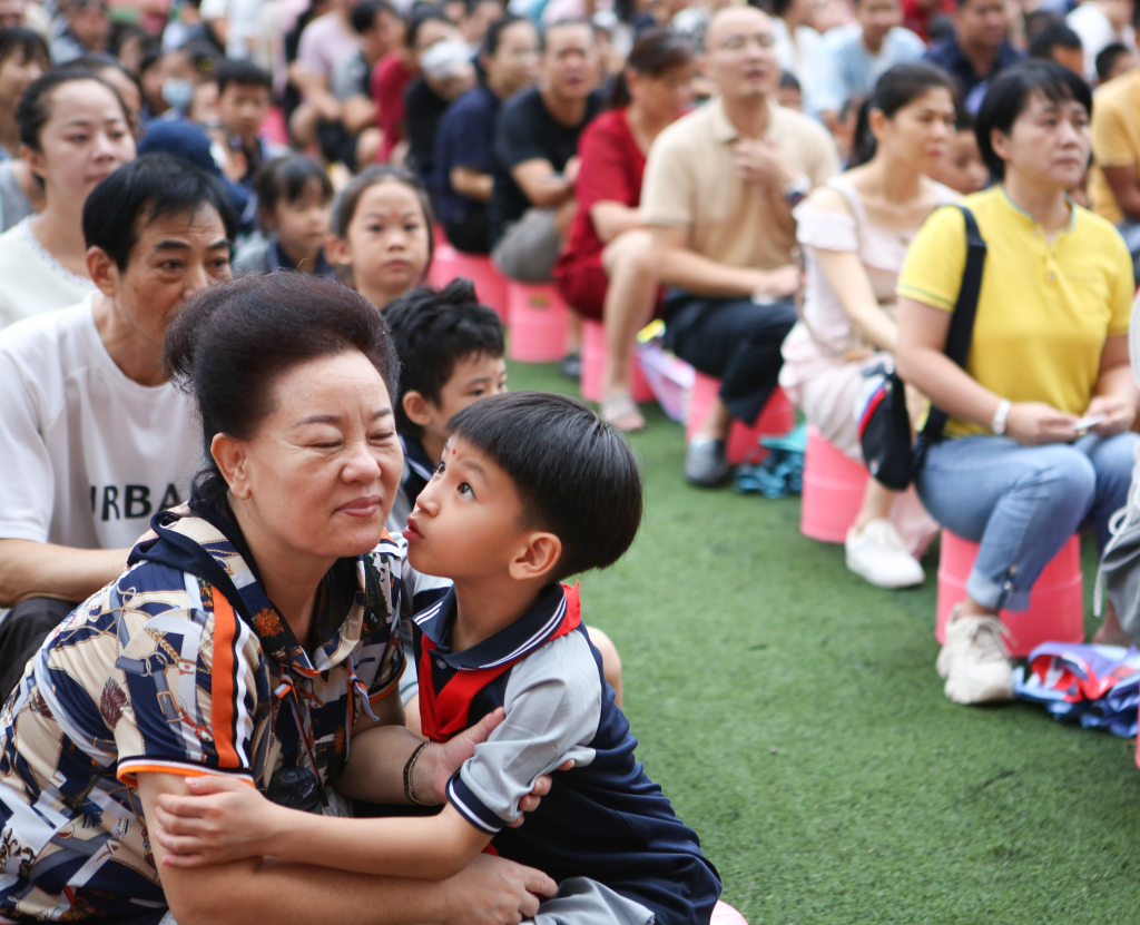 出发吧！新同学——多地中小学“迎新”现场扫描