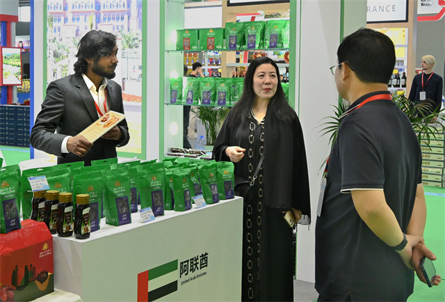 9月6日，在农加会国际农产品加工产品展厅，阿联酋展区的工作人员在向参展商介绍特色产品。王颂 摄.jpg