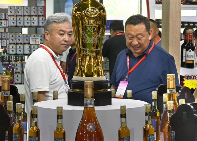 9月6日，在农加会国际农产品加工产品展厅，参展商在法国展区观看酒品。王颂 摄.jpg
