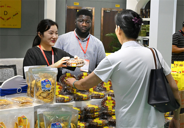 9月6日，在农加会国际农产品加工产品展厅，柬埔寨展区的工作人员在向参展商介绍特色产品。王颂 摄.jpg