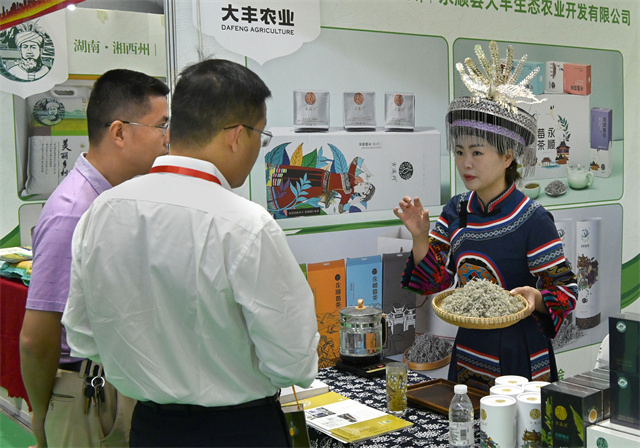 9月6日，在农加会脱贫地区和革命老区特色农产品展厅，湖南永顺县的工作人员在向参展商推介农产品。王颂 摄.jpg