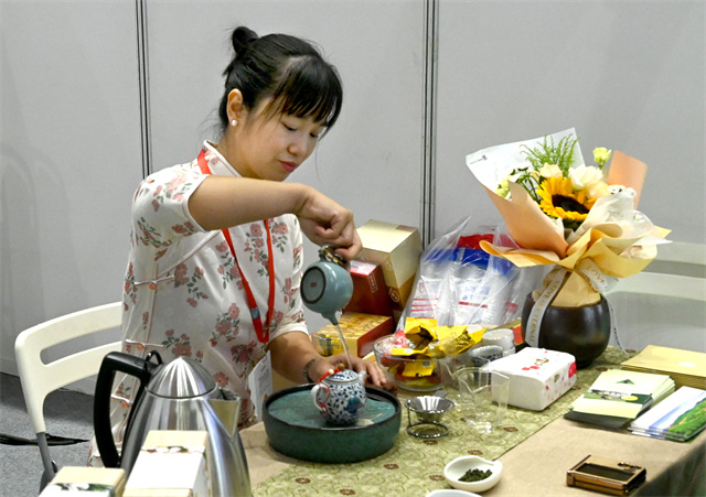 9月6日，在农加会脱贫地区和革命老区特色农产品展厅，福建漳平市展区的工作人员在为参展人员表演茶道。王颂 摄.jpg