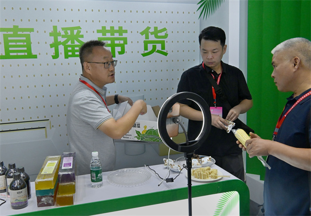 9月6日，在农加会脱贫地区和革命老区特色农产品展厅，驻马店市展区的工作人员在直播间推介农产品。王颂 摄.jpg